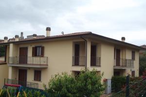 una casa con balcones a un lado en Casa Vacanze Agilla Trasimeno, en Agello