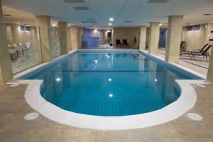 Bazén v ubytovaní Athina Airport Hotel alebo v jeho blízkosti
