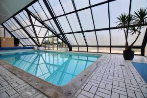 kryty basen ze szklanym dachem w obiekcie Deauville Paradise w mieście Deauville