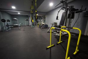 Posilňovňa alebo fitness centrum v ubytovaní Athina Airport Hotel