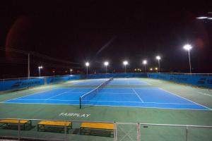 Tenis alebo squash v ubytovaní Athina Airport Hotel alebo jeho okolí