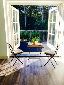 patio ze stołem i 2 krzesłami na ganku w obiekcie Happy Bentveld Guesthouse w mieście Bentveld