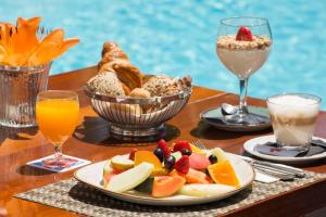 a table with a plate of food and a bowl of fruit at Casa Munich in Ses Salines