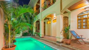 una piscina coperta in una casa con piante di Hotel Casa San Francisco a Granada