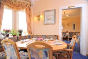 a dining room with a table and chairs at Hotel Hansa in Wenningstedt