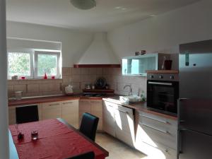 Η κουζίνα ή μικρή κουζίνα στο Fani