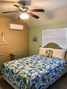 Ένα ή περισσότερα κρεβάτια σε δωμάτιο στο Fort Myers Beach House-on a canal