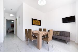 TV a/nebo společenská místnost v ubytování Sun View Villas