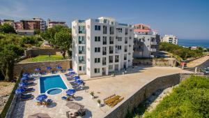 Pogled na bazen u objektu Adriatic Dreams Apartments ili u blizini