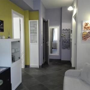 Casa Donatella في مالسيسيني: غرفة معيشة مع أريكة وممر