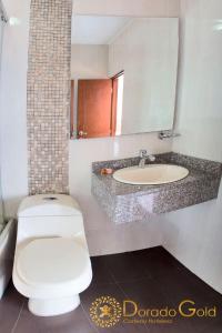 A bathroom at Hotel Dorado Gold