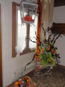 una ventana con un banco y un jarrón de naranjas en Gasthof Sonne, en Horriwil