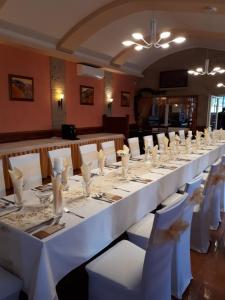 Reštaurácia alebo iné gastronomické zariadenie v ubytovaní Penzión FONTÁNA