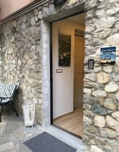 eine Tür zu einem Gebäude mit einer Steinmauer in der Unterkunft Casa Soave B&B in Alba