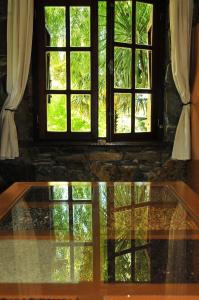 una mesa de cristal frente a una ventana en Amanecer en las Piedras en Tandil