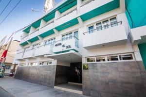 een gebouw met balkons aan de zijkant bij Hotel El Sol in Piura