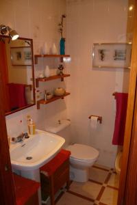 Łazienka z białą toaletą i umywalką w obiekcie MEDITERRANEAN BEACH APARTMENT 180º SEA & ISLAND VIEWS w mieście Santa Pola