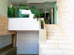garaż z fioletowymi drzwiami garażowymi i roślinami w obiekcie Skyline 204 w mieście Playa del Carmen