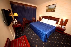 Postel nebo postele na pokoji v ubytování Mount Royal Hotel