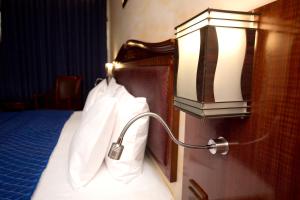Postel nebo postele na pokoji v ubytování Mount Royal Hotel