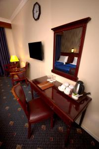 TV a/nebo společenská místnost v ubytování Mount Royal Hotel