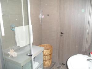 Ένα μπάνιο στο SUNSHINE APTS, TWO BEDROOM , FREE INTERNET, No 3 +33 φωτογραφίες