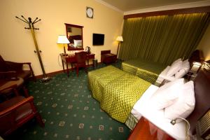 Postel nebo postele na pokoji v ubytování Mount Royal Hotel