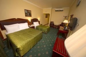 Tempat tidur dalam kamar di Mount Royal Hotel