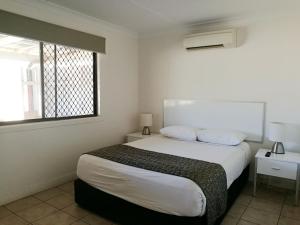 En eller flere senger på et rom på Augathella Motel & Caravan Park