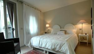 ロヴェレートにあるBeB Casa Bettiniのベッドルーム(大きな白いベッド1台、窓付)
