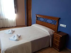 a bedroom with a bed with towels on it at Hospedería Prepirineo in Undués-Pintano