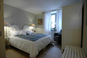 a bedroom with a bed and a dresser at BeB Casa Bettini in Rovereto