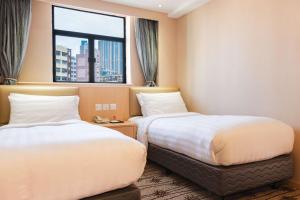 Katil atau katil-katil dalam bilik di Metropark Hotel Mongkok