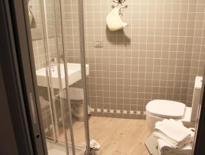 bagno con servizi igienici e lavandino di BeB Casa Bettini a Rovereto