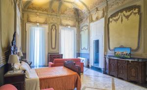 duży pokój z łóżkiem i telewizorem w obiekcie Villa Signorini Hotel w mieście Ercolano