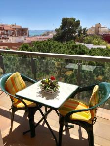 - Balcón con mesa y 2 sillas en Apartamento climatizado con wifi Mar Menor, en San Pedro del Pinatar