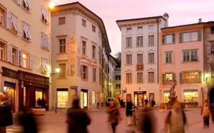 un grupo de personas caminando por una calle de la ciudad en BeB Casa Bettini, en Rovereto