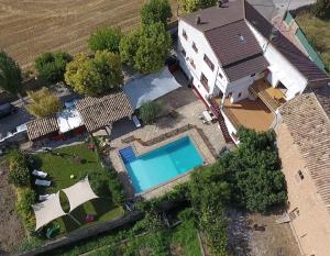 an overhead view of a house with a swimming pool at Casa Trillo Apartamentos in Torres del Obispo