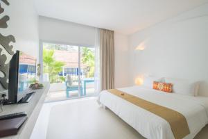 Postel nebo postele na pokoji v ubytování Ocean Breeze Resort Khaolak + 37 fotografií