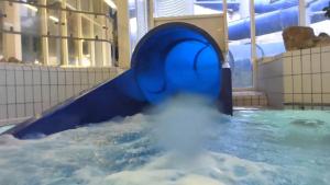 a blue slide in a pool of water at Eulennest im Souterrain in Elten