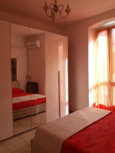 サンレモにあるCasaFioriのベッドルーム1室(ベッド2台、鏡付きクローゼット付)