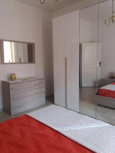 サンレモにあるCasaFioriのベッドルーム1室(ベッド1台、ドレッサー、鏡付)