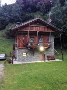 a log cabin with a bench in front of it at Maso Al Plan in Rabbi