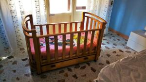 ガリポリにあるCasa Vacanze Serafinaの木製のベビーベッド(赤ちゃんを含む)