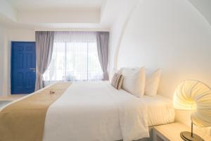 Postel nebo postele na pokoji v ubytování Ocean Breeze Resort Khaolak