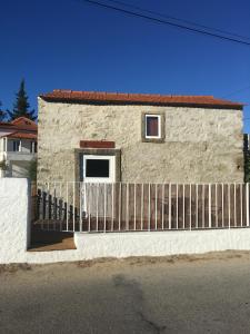un bâtiment avec une clôture devant lui dans l'établissement Casa da Azenha Castellvm, à Alcabideque