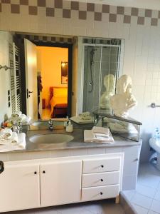 uma casa de banho com um lavatório e um espelho grande em Costapicca em Alcamo