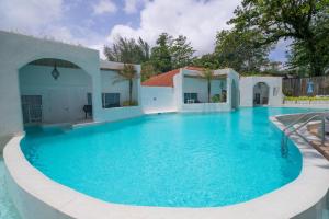 Bazén v ubytování Ocean Breeze Resort Khaolak nebo v jeho okolí