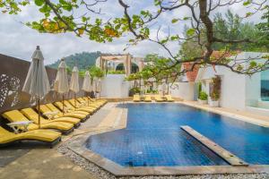 Bazén v ubytování Ocean Breeze Resort Khaolak nebo v jeho okolí