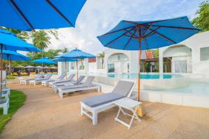Bazén v ubytování Ocean Breeze Resort Khaolak nebo v jeho okolí